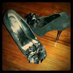 Cute Black Heels w/ Flower Embellishment